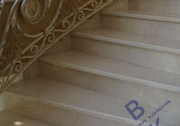 Лестница облицована мрамором CREMA MARFIL