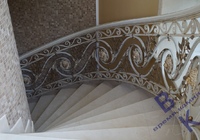 Лестница облицована мрамором CREMA MARFIL